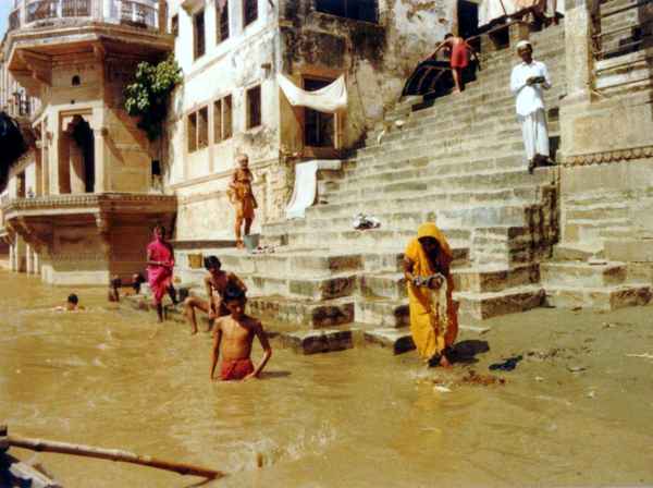 Am Gangesufer  der heiligen Stadt Varanasi ( Benares ) in Indien