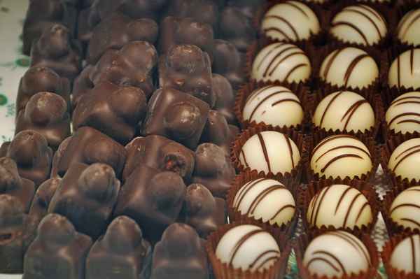 schwarze und weiße Pralinen