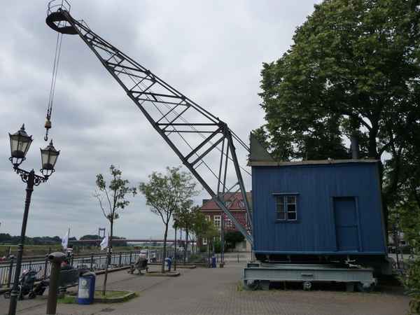 ...alter Kran als Relikt im Ruhrorter Hafen von Duisburg...