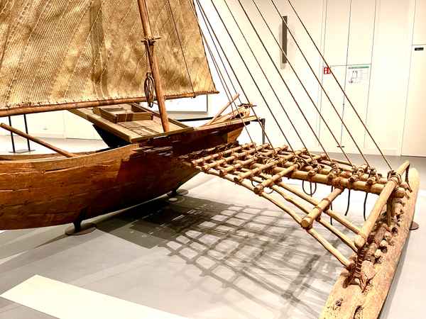 Traditionelles Holzboot im Humboldt-Forum