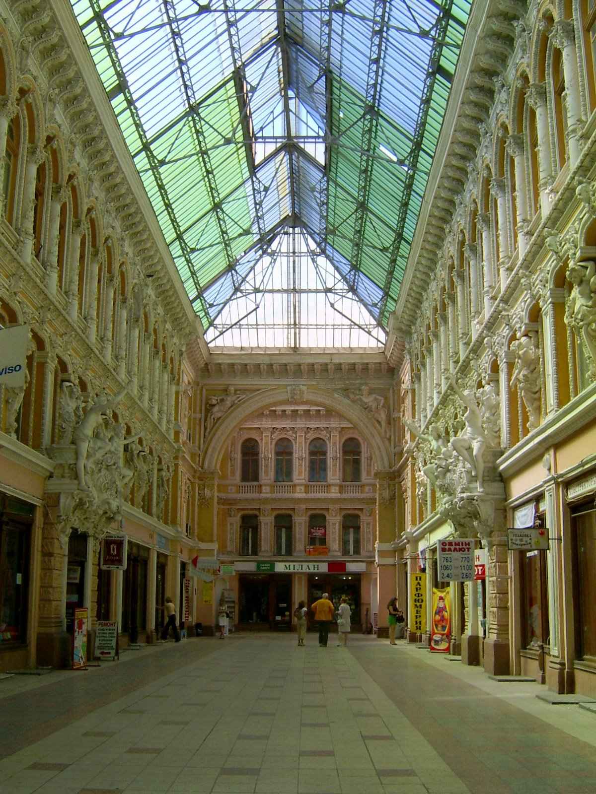 Hotel und Einkaufspassage im Zentrum von Odessa