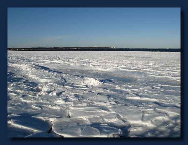 Unter den Eisschollen die See
