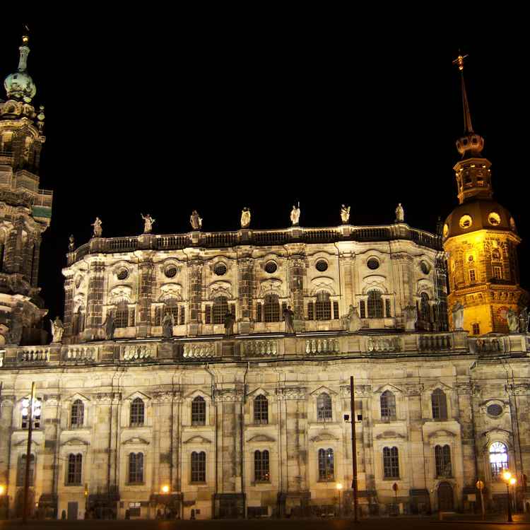 Katholische Hofkirche Dresden bei Nacht.