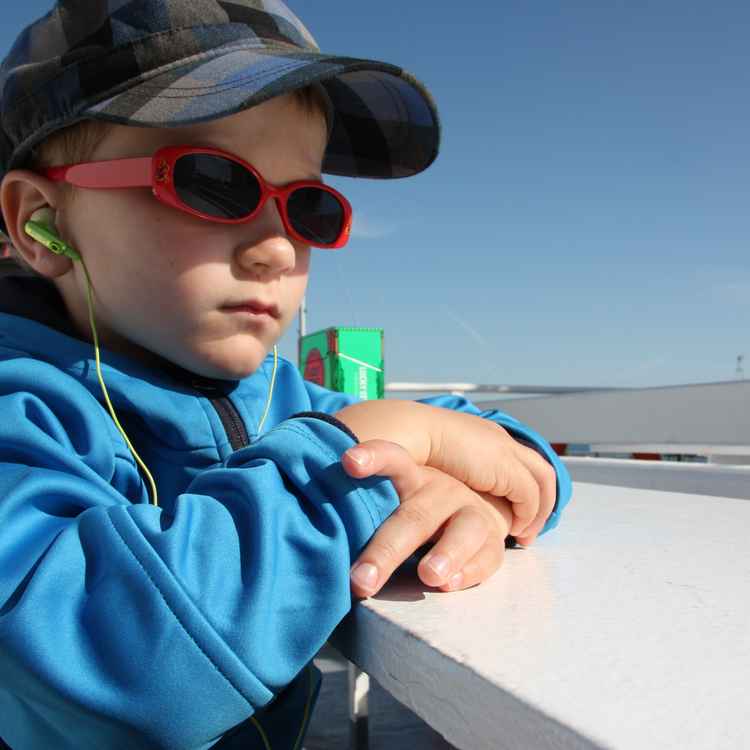 Junge auf dem Schiff