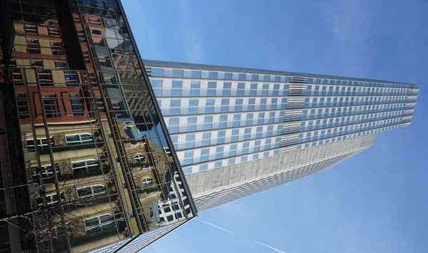 Hochhaus der alten EZB mit Gründerzeithäuser als Spiegelung