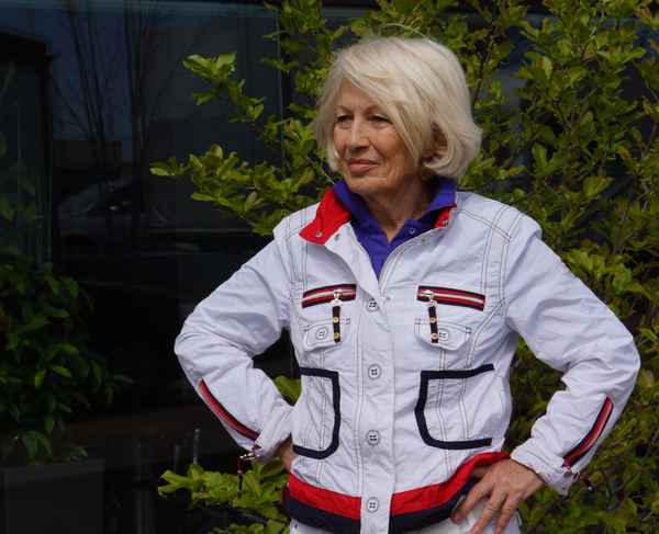 Erwartungsvolle Seniorin