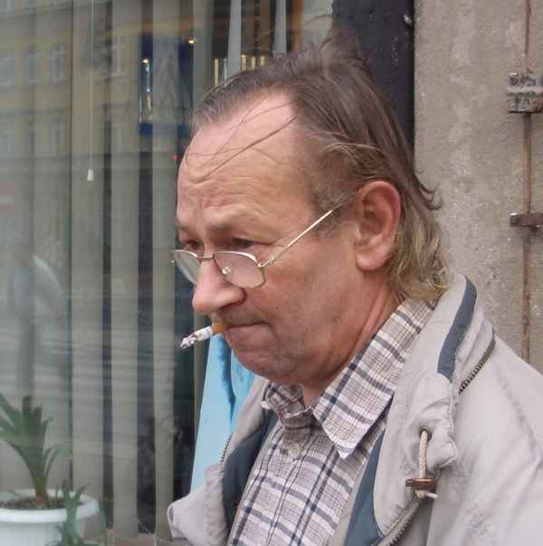 Ein Mann mit der Zigarette