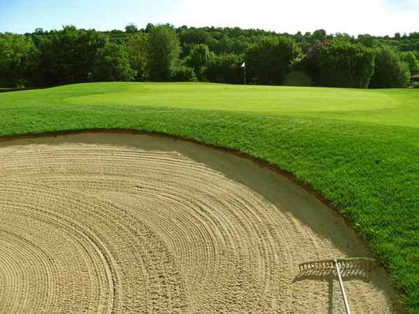 Golf Grün mit Fahnenstange und Sandbunker neutral_quer