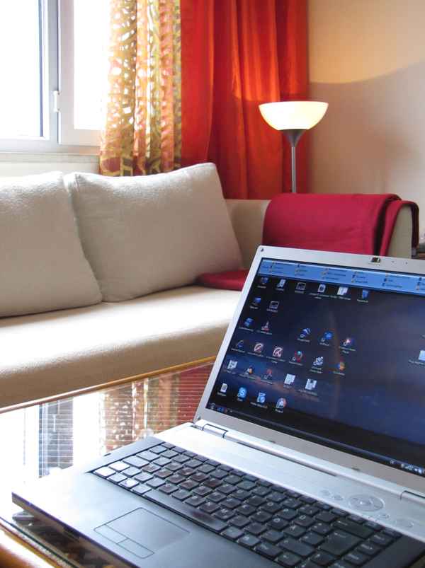 Wohnraum mit Notebook_hoch