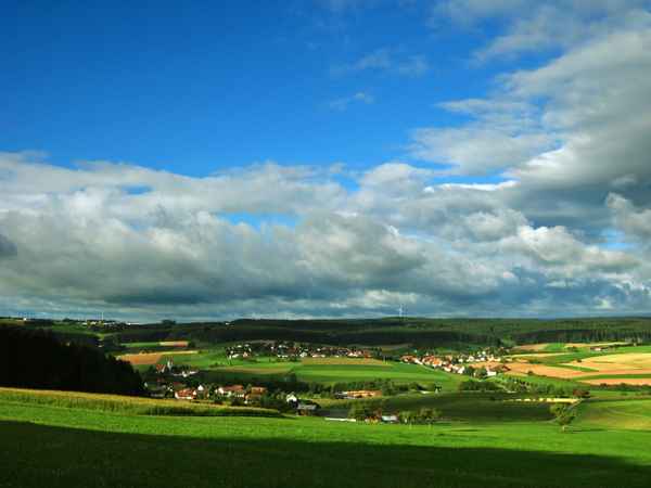 Ländliche Wald- und Wiesenlandschaft