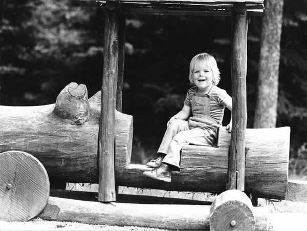 Junge auf Waldspielplatz