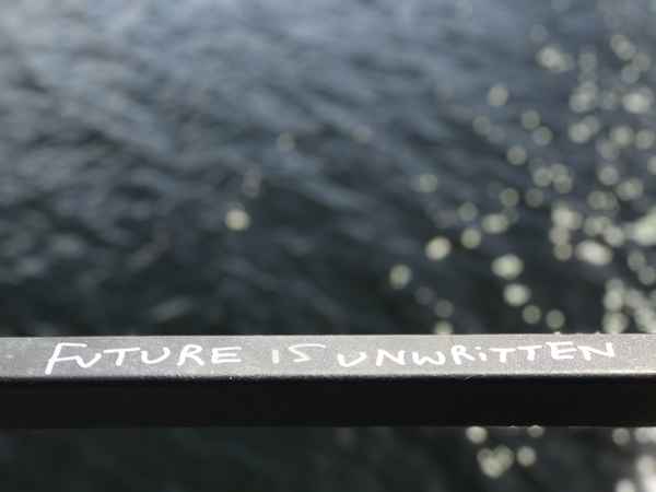 Schriftzug "Future is unwirtten" auf Geländer / Foto: Alexander Hauk