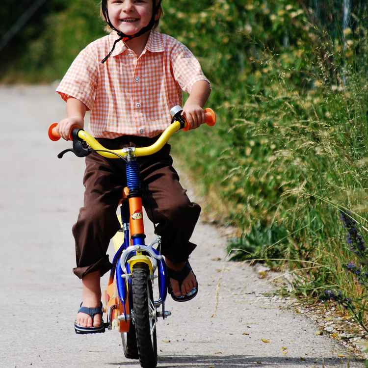 Knirps fährt Rad