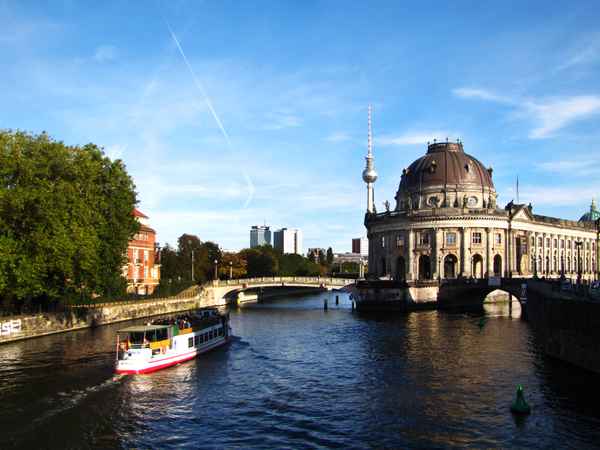Museumsinsel Berlin und Fernsehturm Ost_quer