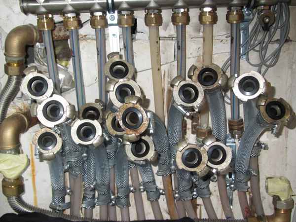 Zu- und Ablauf für eine Fussbodenheizung