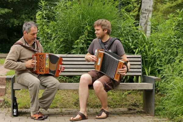zwei Musikanten einer franz.  Bal Folk& Chansons-Artistic-Band