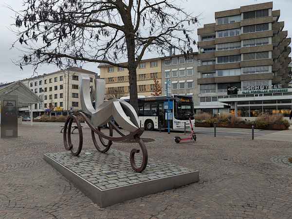 Straßenverkehr - Bertha Benz Denkmal, ÖPNV. e-scooter