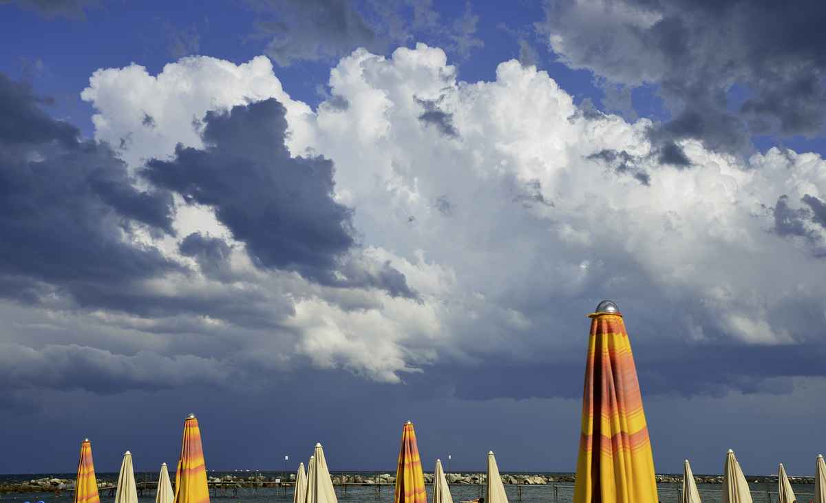 Gewitterwolken am Strand von Rimini