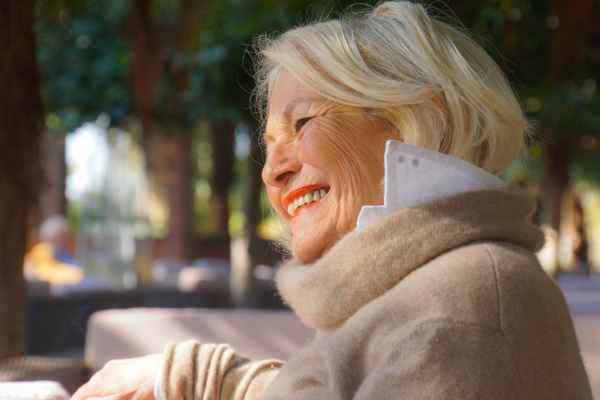 Blonde Seniorin lächelt