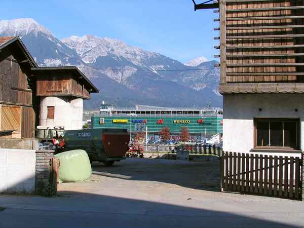 Kontraste: Bauernidylle kontra Einkaufszentrum