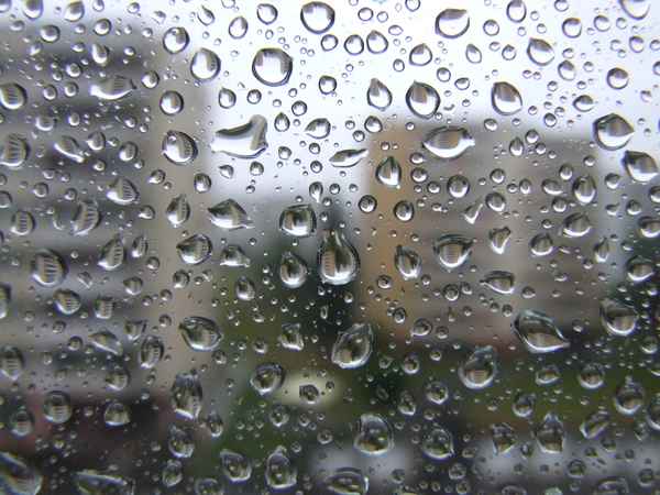 Wassertropfen auf Fensterscheibe