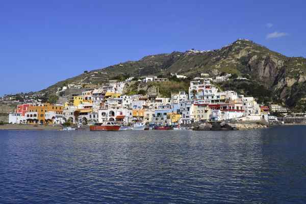 Sant' Angelo d' Ischia mit Hafen und Booten