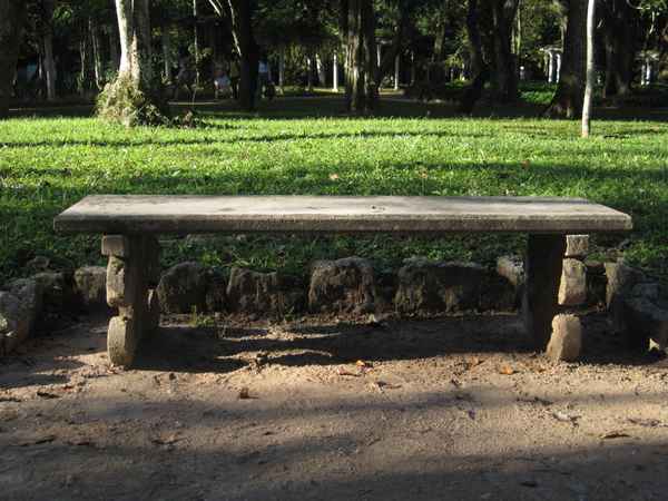 uralte Steinbank im Park
