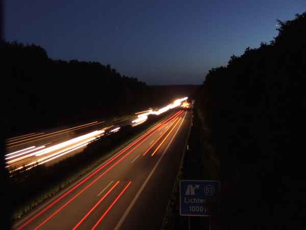 Autobahn bei Nacht
