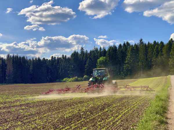 Feldarbeit mit Traktor