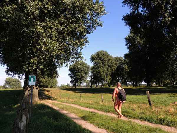 Nackter Spaziergänger