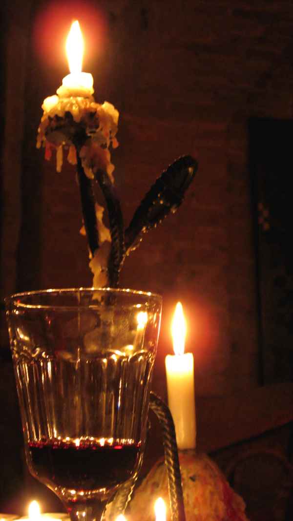 Rotwein und Kerzenlicht