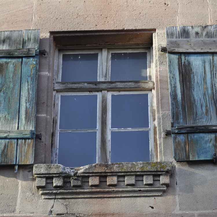 Sandsteinhaus mit Holzfensterläden