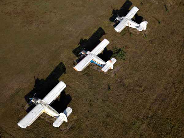 3 parkende Flugzeuge  - Luftbild