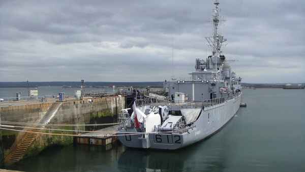 Kriegsschiff im Hafen von Brest