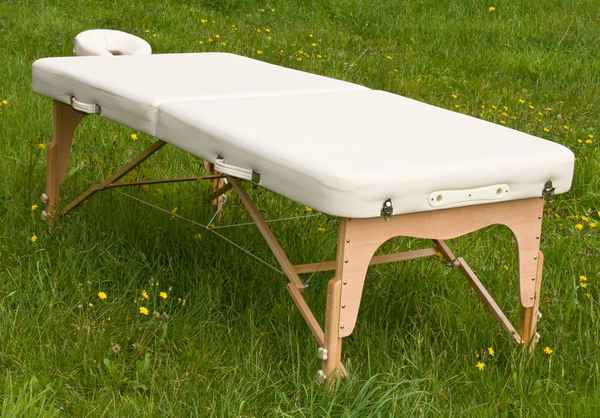 Massageliege im Grünen