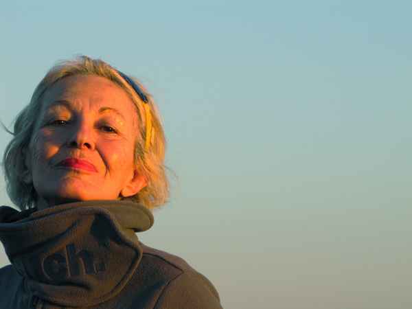 Zufriedene Seniorin in der Abendsonne
