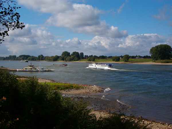 Rheinschifffahrt in Düsseldorf-Kaiserswerth
