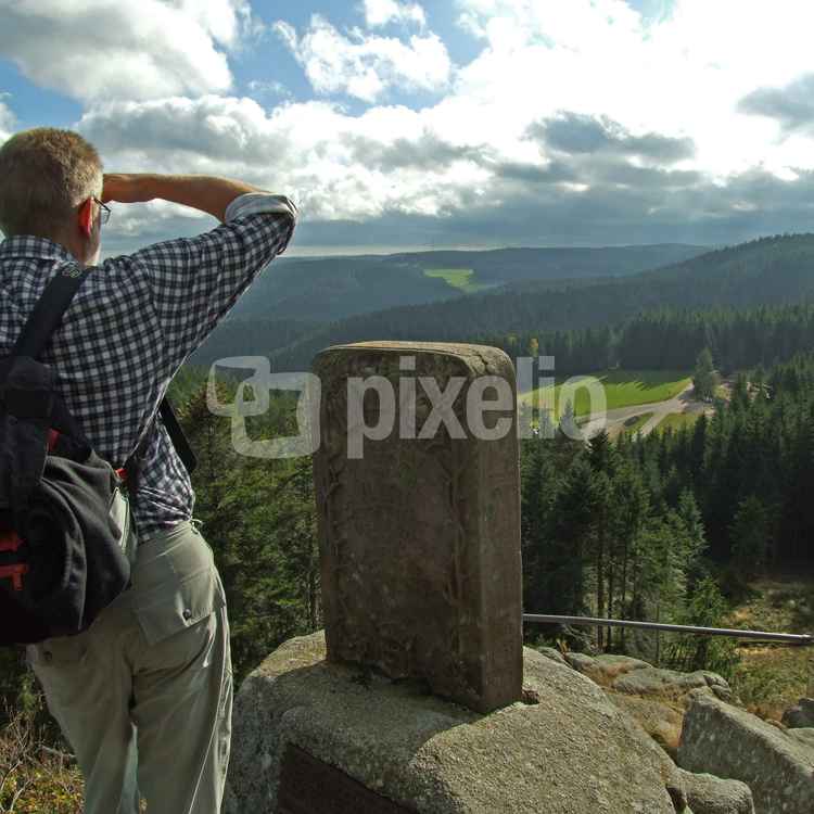 Ausblick über den Mittleren Schwarzwald beim Karlstein