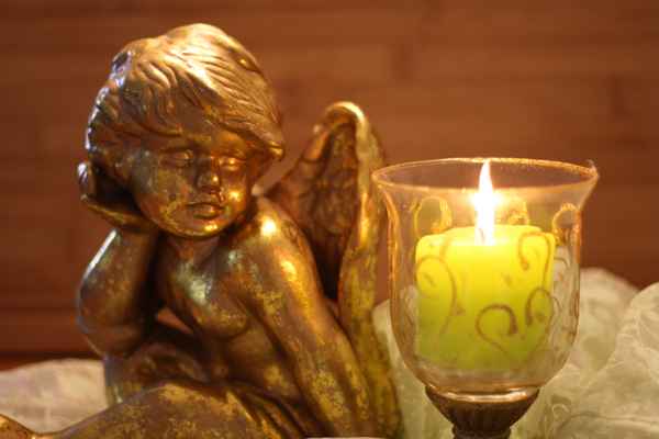 Goldener Engel mit Kerze