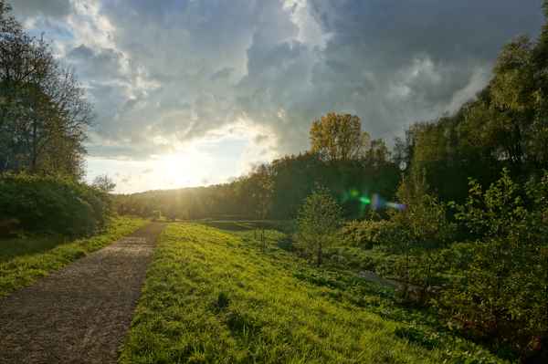 Bachaue im Herbst bei Sonnenuntergang