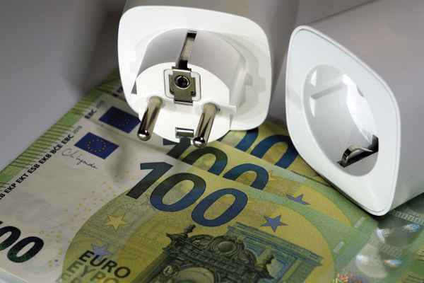 Stromkosten Banknoten mit Steckdose 2