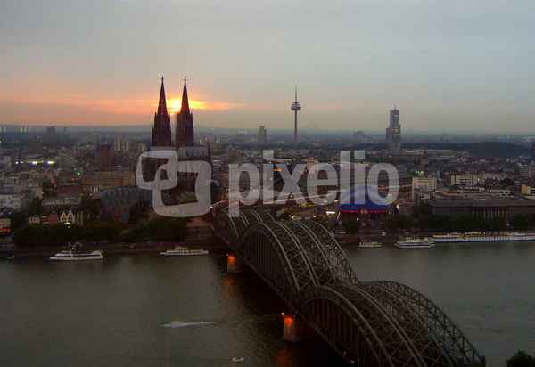 Kölner Dom im Sonnenuntergang