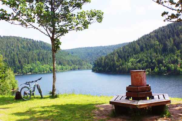 Radtour-Pause am Stausee