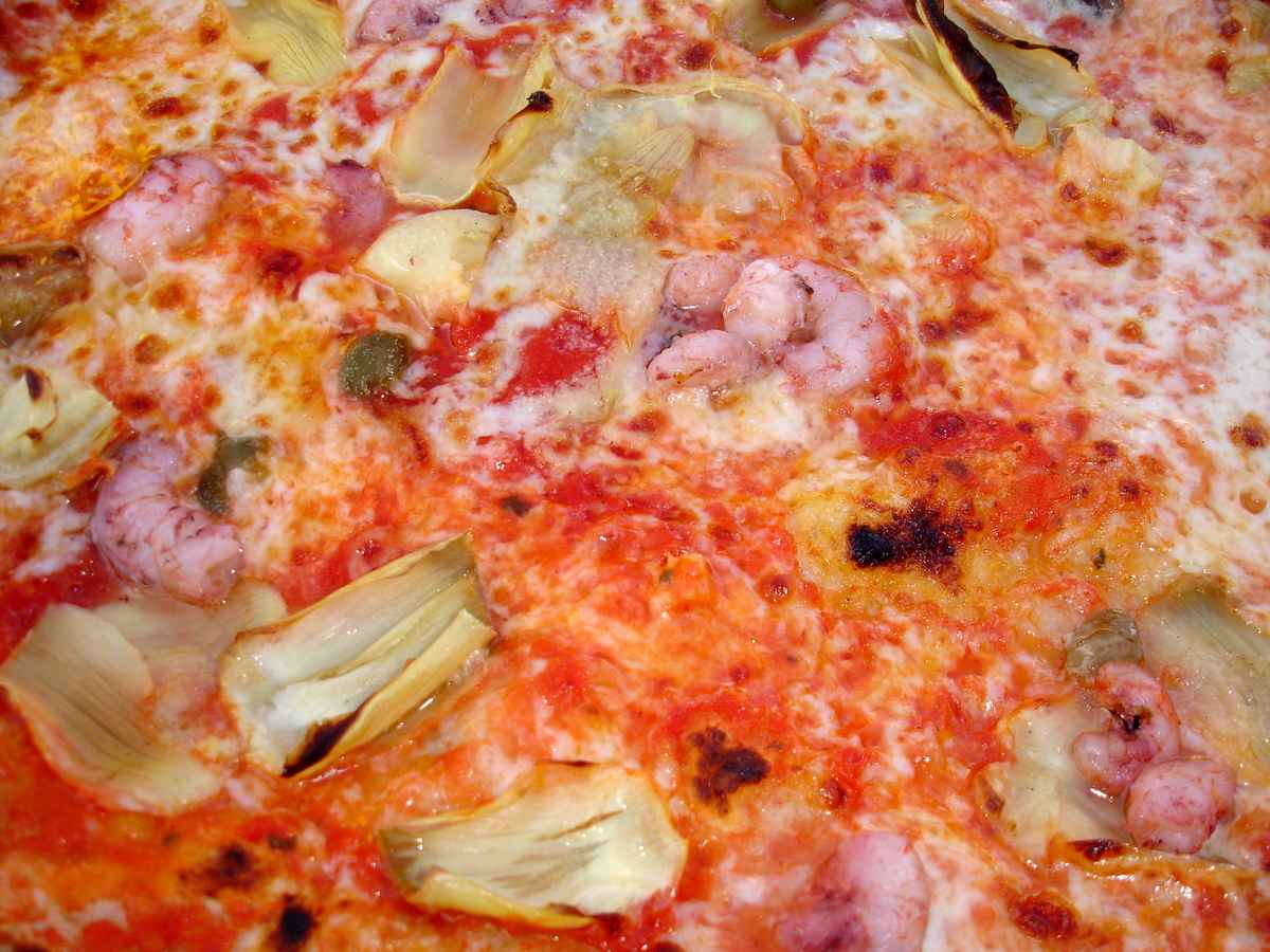 Pizza mit Scampi, Artischocken und Kapern