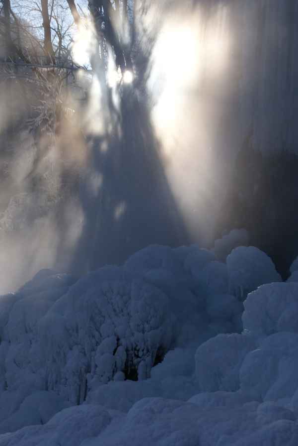 Lichtstrahlen auf Eisfall