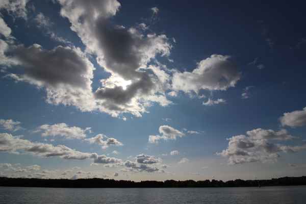 Sonne scheint durch die Wolken