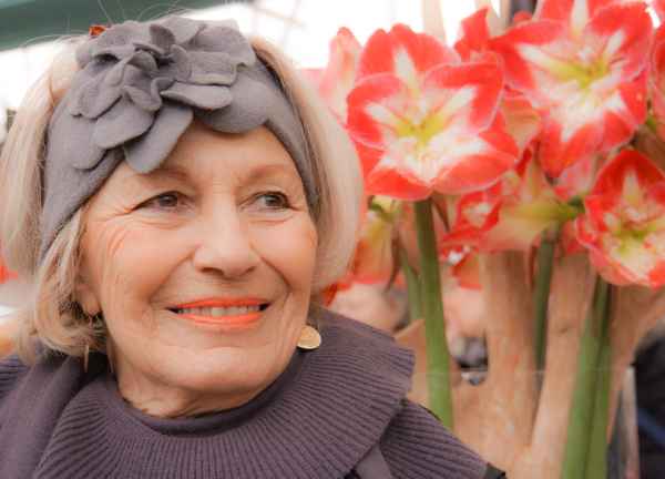 Seniorin mit Freude am Blütenparadies