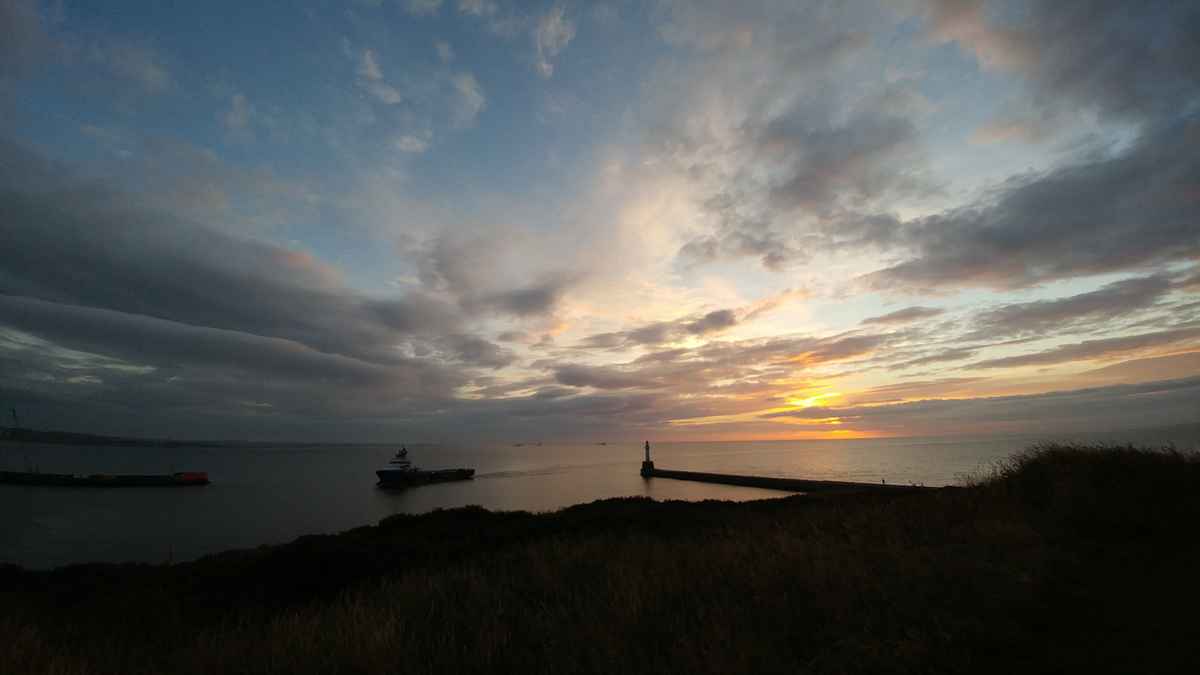 Sonnenuntergang über dem Meer vor Aberdeen in Schottland