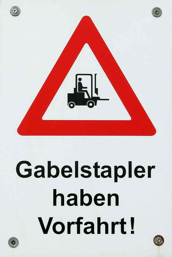 Gabelstapler haben Vorfahrt!