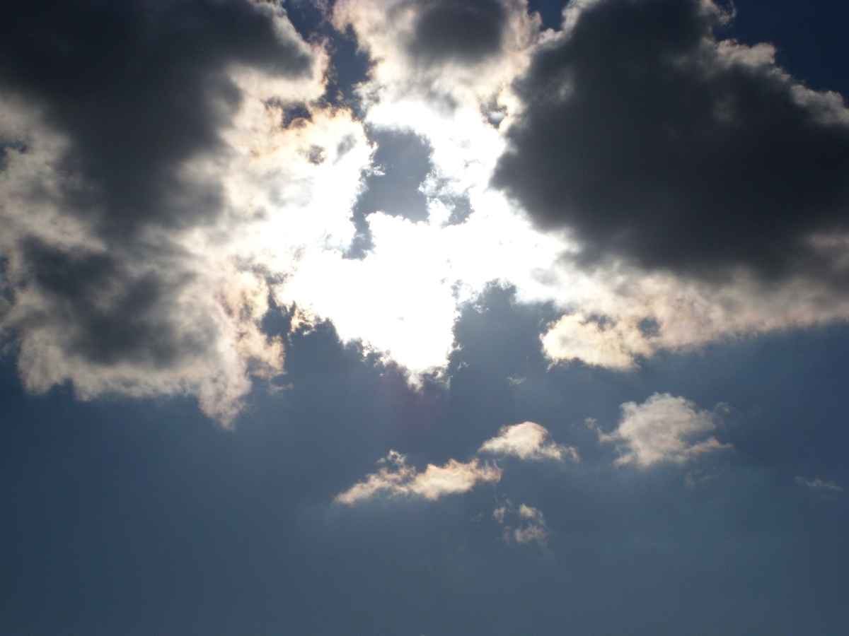 Himmel hinter Wolken